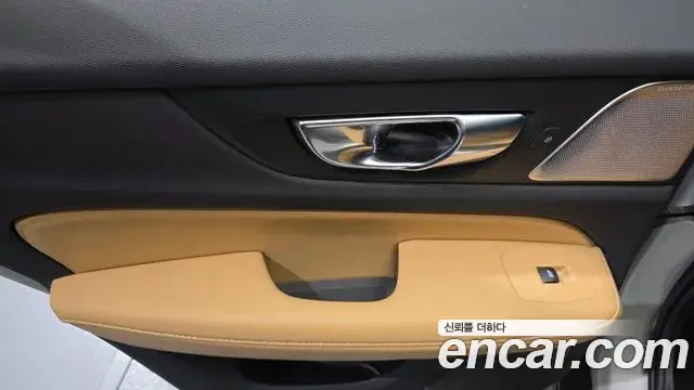 Volvo V60 Cross Country 2019 — Photo 6/34