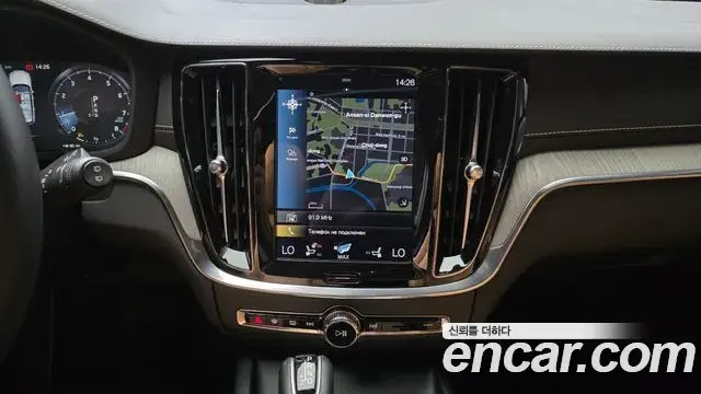 Volvo V60 Cross Country 2019 — Photo 28/34