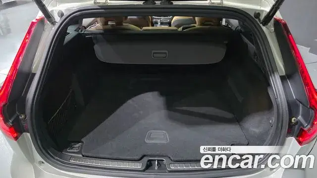 Volvo V60 Cross Country 2019 — Photo 11/34