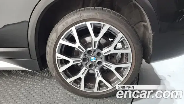 BMW X1 2022 — ფოტო 18/32