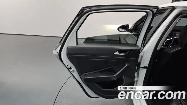 Volkswagen Jetta 2024 — ფოტო 20/33