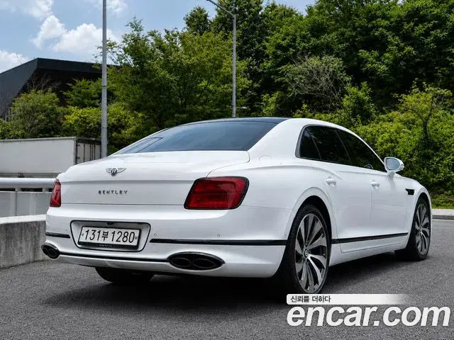 Bentley Flying Spur 2022 — ფოტო 7/20
