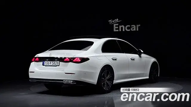 Mercedes-Benz E-Class 2025 — Photo 2/37