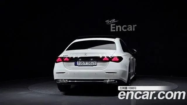 Mercedes-Benz E-Class 2025 — Photo 24/37