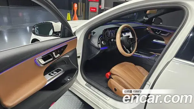 Mercedes-Benz E-Class 2025 — Photo 26/37