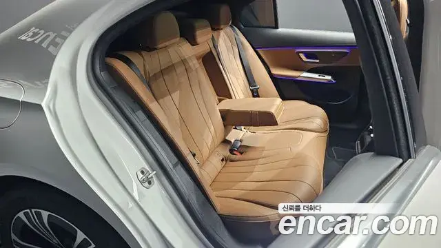 Mercedes-Benz E-Class 2025 — Photo 15/37