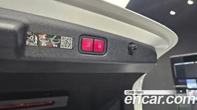 Mercedes-Benz E-Class 2025 — Photo 23/37