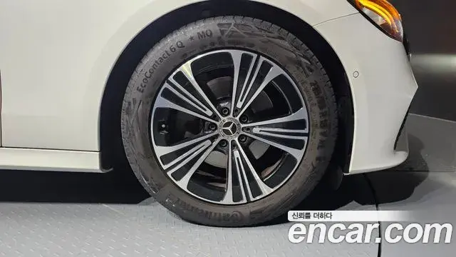 Mercedes-Benz E-Class 2025 — Photo 4/37