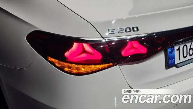 Mercedes-Benz E-Class 2025 — Photo 7/37