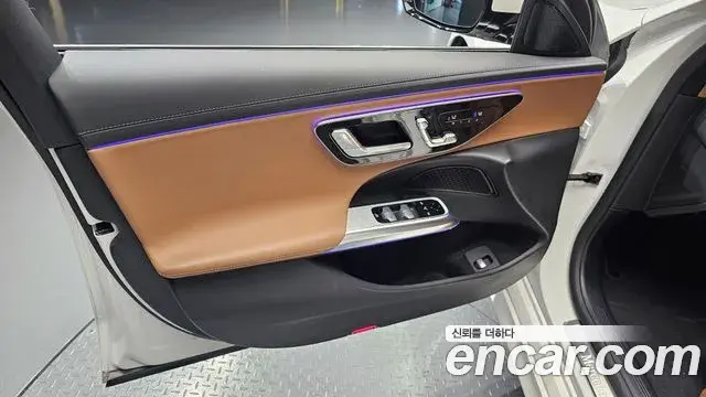 Mercedes-Benz E-Class 2025 — Photo 13/37