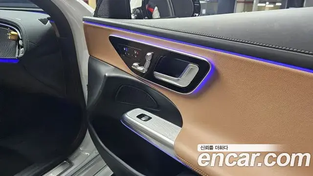 Mercedes-Benz E-Class 2025 — Photo 19/37