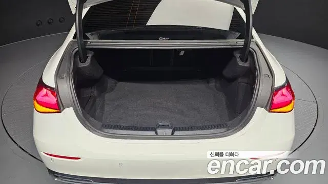 Mercedes-Benz E-Class 2025 — Photo 10/37