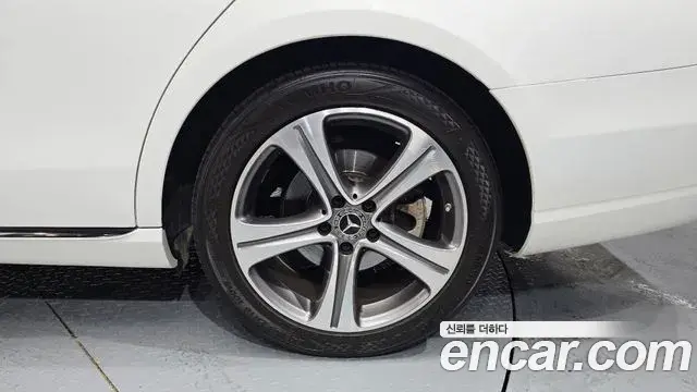 Mercedes-Benz E-Class 2018 — Photo 22/30