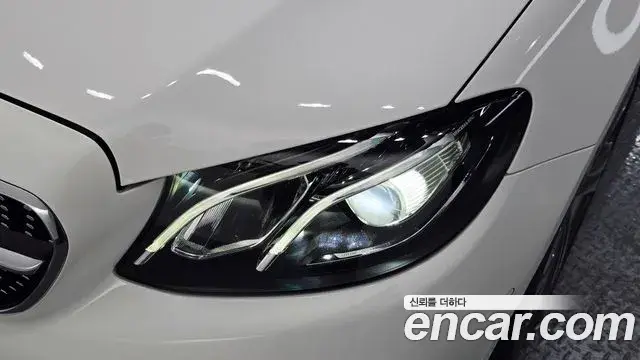 Mercedes-Benz E-Class 2018 — Photo 9/30