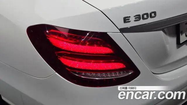 Mercedes-Benz E-Class 2018 — Photo 13/30