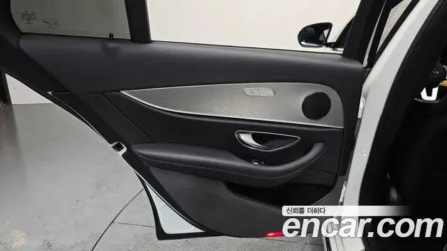 Mercedes-Benz E-Class 2018 — Photo 11/30