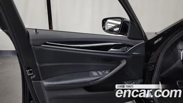 BMW 5 Series 2020 — ფოტო 27/31