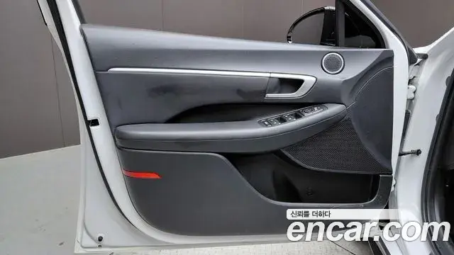 Hyundai Sonata Hybrid 2022 — Photo 23/28