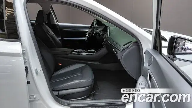 Hyundai Sonata Hybrid 2022 — Photo 8/28
