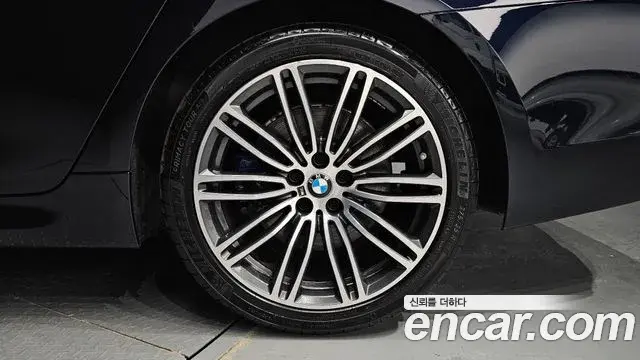 BMW 5 Series 2019 — Photo 32/36