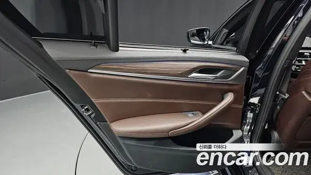 BMW 5 Series 2019 — Photo 26/36