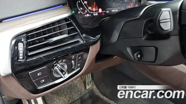 BMW 5 Series 2019 — Photo 21/36