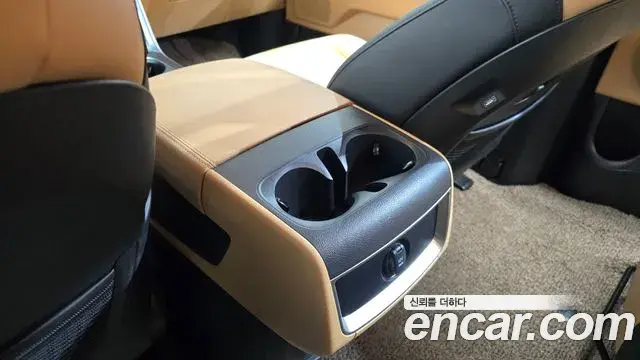 Kia Carnival 2021 — ფოტო 23/34