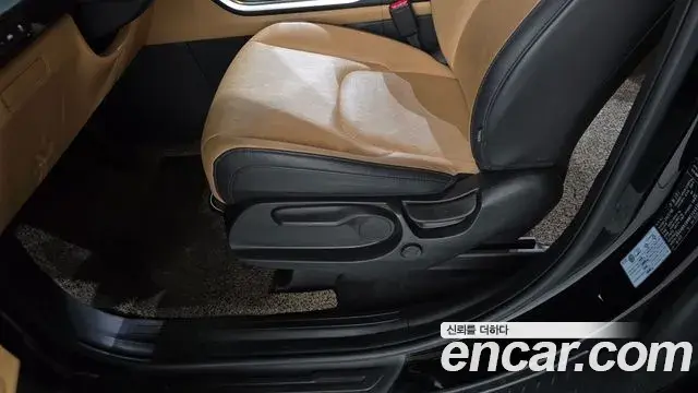 Kia Carnival 2021 — ფოტო 11/34