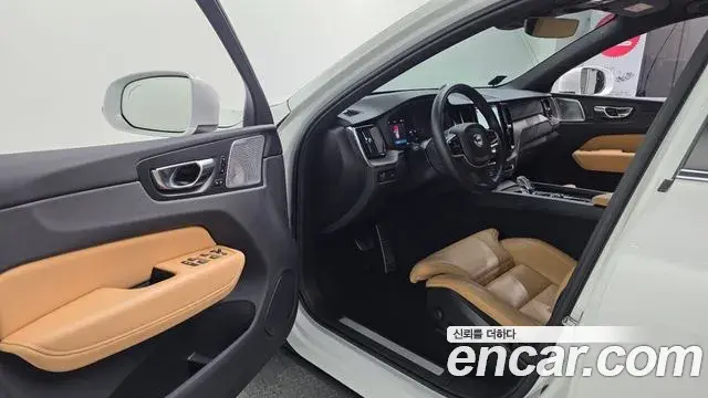 Volvo XC60 2022 — Фото 10/20