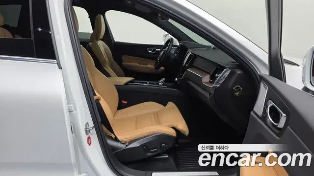 Volvo XC60 2022 — Фото 11/20