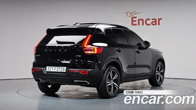 Volvo XC40 2020 — Фото 2/20