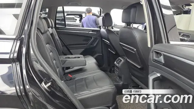 Volkswagen Tiguan 2020 — ფოტო 8/34