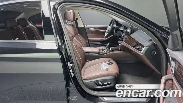 BMW 5 Series 2023 — Şəkil 30/33