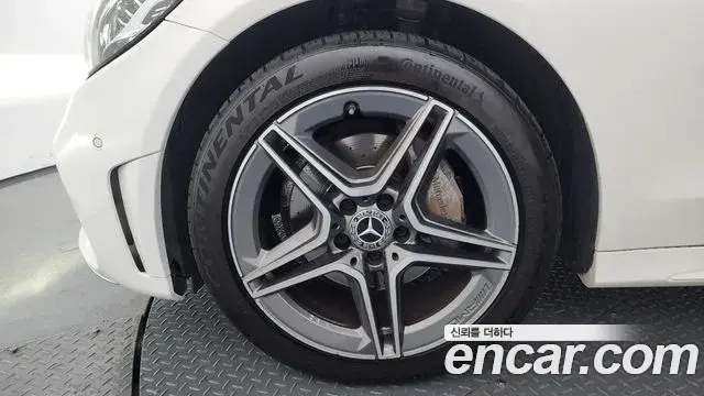 Mercedes-Benz C-Class 2019 — Şəkil 28/32