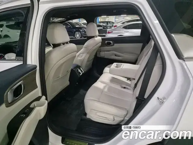 Kia Sorento 2023 — Фото 17/20