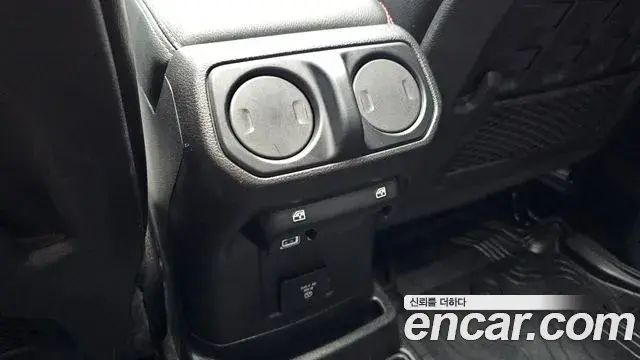 Jeep Wrangler 2019 — Şəkil 25/32