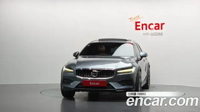 Volvo V60 Cross Country 2019 — Photo 12/20