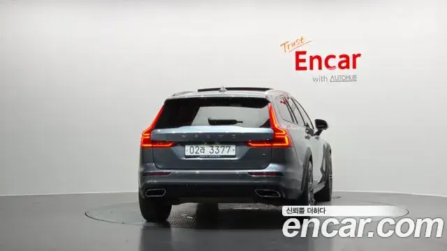 Volvo V60 Cross Country 2019 — Photo 1/20