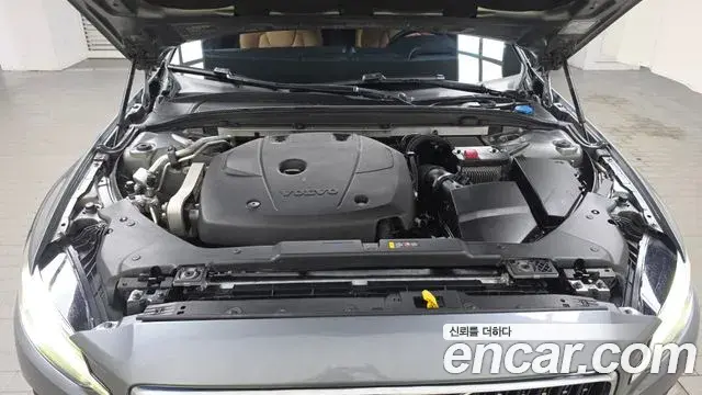 Volvo V60 Cross Country 2019 — Photo 17/20