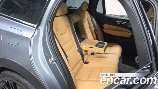Volvo V60 Cross Country 2019 — Photo 10/20