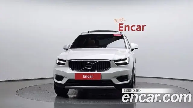 Volvo XC40 2022 — Photo 28/32