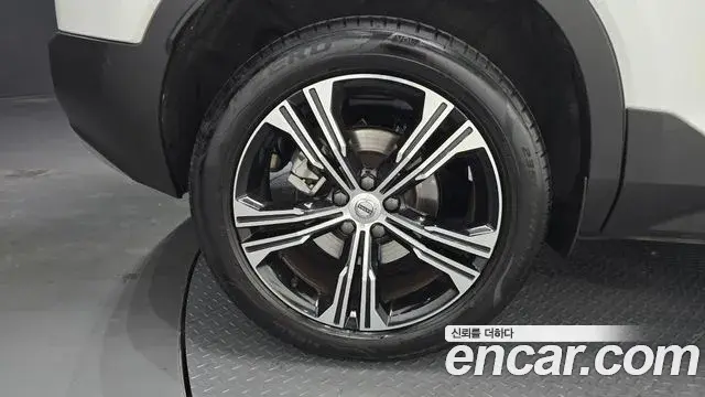 Volvo XC40 2022 — Photo 27/32