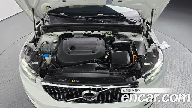 Volvo XC40 2022 — Photo 14/32