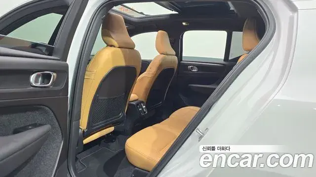 Volvo XC40 2022 — Photo 9/32