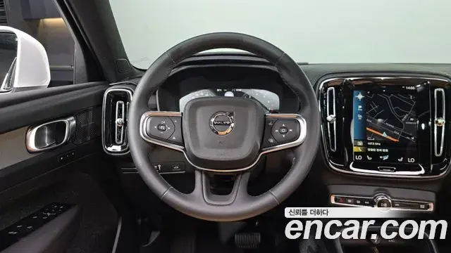 Volvo XC40 2022 — Photo 16/32