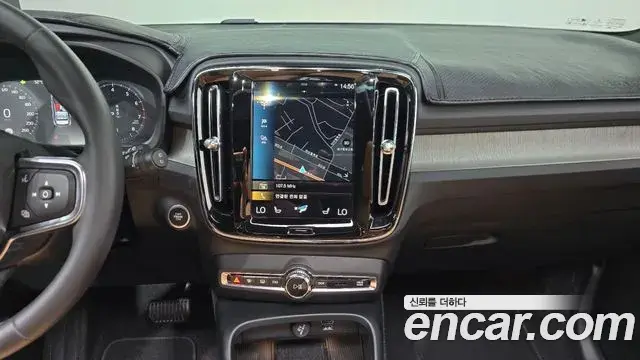 Volvo XC40 2022 — Photo 19/32