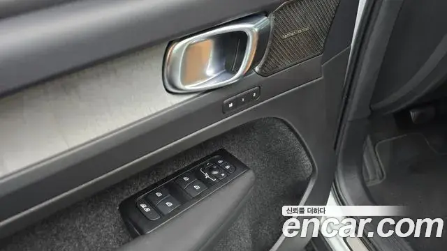 Volvo XC40 2022 — Photo 13/32