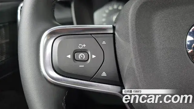 Volvo XC40 2022 — Photo 3/32