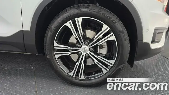 Volvo XC40 2022 — Photo 21/32