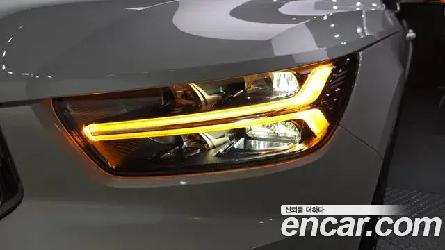 Volvo XC40 2022 — Photo 17/32